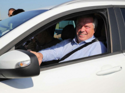 Василий Голубев прокатился по новой дороге в аэропорт Платов