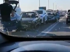 Массовая авария с участием пяти машин создала огромную пробку на выезде из Ростова