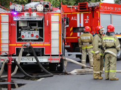 На пожаре в ростовской пятиэтажке пострадала пенсионерка