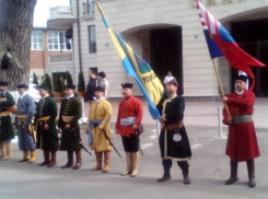 Памятный знак «Сарматское копье» открыли в Азове донские казаки и венгерские гусары