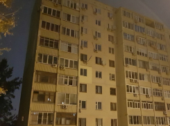 С тоской смотрят в разряженные гаджеты сидящие сутки без воды и света жильцы ростовской многоэтажки