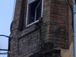 Падающие на головы жителей Ростова кирпичи со старого дома ужаснули горожанку 