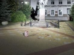 В Ростове неадекватный мужчина резал себя ножом и сливал кровь в канистру