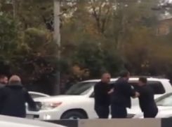 Нелепые разборки двух не поделивших дорогу водителей попали на видео в Ростове