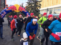 Самые выносливые участники Рождественского забега Дедов Морозов в Ростове получили необычные подарки