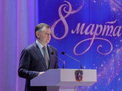 Юрий Слюсарь поздравил жительниц Дона с Международным женским днём