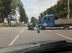 В Ростове на Западном грузовик сбил мотоциклиста