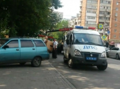 ГИБДД продолжает учить нерадивых водителей, эвакуируя их автомобили в Ростове
