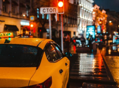 Из-за 8-балльных пробок до 1500 рублей подорожало такси в Ростове