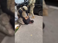 Курьер мошенников похитил у жительницы Аксая 5 млн рублей и потратил деньги на себя