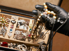 Молодой парень похитил у своей знакомой украшения на 200 тысяч рублей