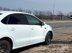 Ожидающие прибытия самолета в «Платове» ростовчане ставят свои автомобили в лесу