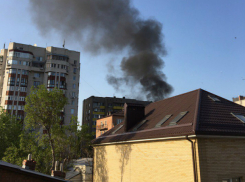 Зловещий дым над автомобилем с девушками попал на видео