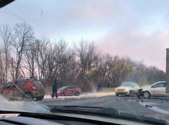 Автоледи на Volkswagen устроила тройную аварию с пострадавшим на трассе в Ростовской области