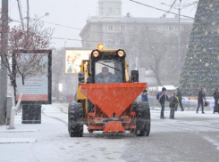 Ночью убирать снег на улицах Ростова будут 300 единиц техники