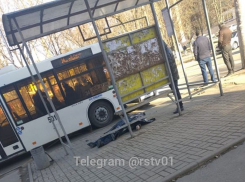 В Ростове пенсионер умер на автобусной остановке