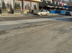 Сползающий новый асфальт в центре Ростова возмущенные жители сняли на фото