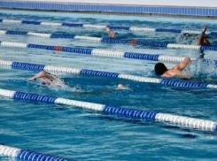 Донская полиция устроила соревнование по плаванию 