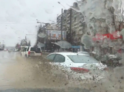 На крейсерской скорости по водной глади дорог несутся на видео автохамы Ростова