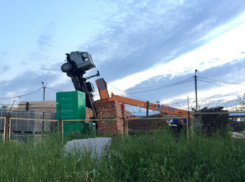 Плохое знание законов физики «подняло до небес» работника автокрана в Ростовской области