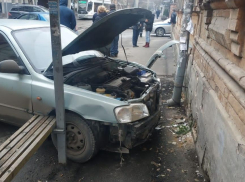 В Ростове машина сбила женщину на остановке 