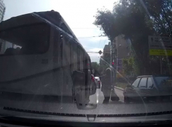 Грубо нарушивший ПДД маршрутчик вызвал эмоциональную реакцию у ростовского автолюбителя на видео