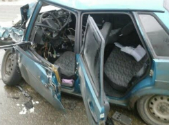 В ДТП с маршрутным автобусом и легковушкой на ледяной трассе под Ростовом пострадали два человека