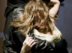 Дерзкое похищение «кричащей» девушки с улицы совершил автомобилист в Ростовской области