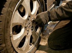 Молодой мужчина «разул» дорогую иномарку на 80 тысяч рублей в темном дворе Ростова 