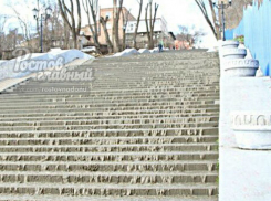 Жуткий фонтан нечистот залил лестницу до набережной в центре Ростова 