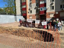 Жители домов на Орбитальной вышли на митинг с требованием вернуть горячую воду после месяца ремонта