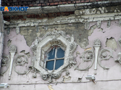 Жилой дом разрушается в пятидесяти метрах от мэрии Ростова