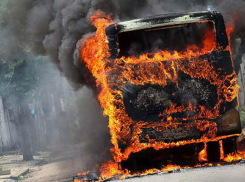 В Батайске на ул. Щорса загорелся автобус