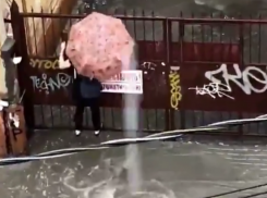 Акробатические этюды не умеющей плавать горожанки попали на видео в Ростове 