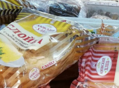 Заваленные «благородными» зелеными булочками прилавки супермаркета ужаснули жителей Ростова