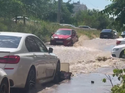 На Орбитальной в Ростове потоком воды сдвигает машины: прорвало трубу