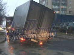 Грузовик рухнул в глубокую яму на проезжей части в Ростове