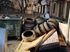 В центре Ростова контейнерную площадку завалили покрышками