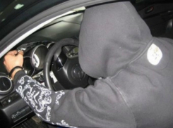 Молодой мужчина угнал дорогую иномарку у рассеянного автолюбетеля в Ростовской области