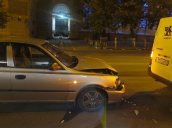 В центре Ростова «Хендай» протаранил инкассаторскую машину 