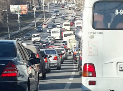 Две огромные пробки в «любимых» местах Ростова разозлили автомобилистов