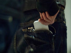 Теплые «объятия» с молодым рецидивистом стоили дорогого гаджета для пассажирки маршрутки в Ростове