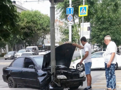 ДТП на Большой Садовой в Ростове устроило проверку на прочность столбу