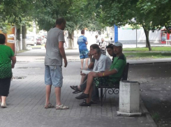 «Рай для алкашей и бомжей» попросили убрать с центральной улицы Аксая