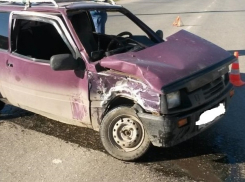 Автомобиль с 16-летней пассажиркой врезался в трактор в Ростове 