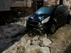 Глыба льда в Ростове разбила машину