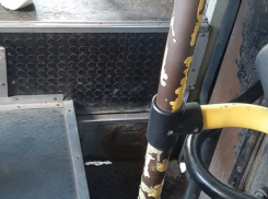 Ростовчанка пожаловалась в соцсетях на маршрутку с прогнившим дном