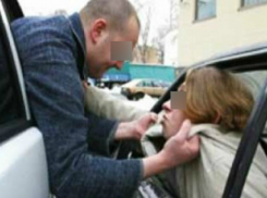 Зацепившиеся зеркалами на перекрестке водители иномарок устроили жестокую битву под Ростовом