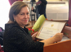 Поздравляла ростовчан и проводила заседания депутат гордумы Ростова Неярохина