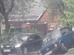 Автомобиль провалился в дождевую ловушку при попытке объехать по бордюру светофор в Ростове